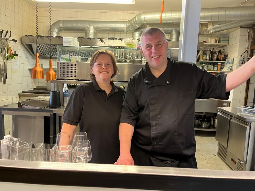 <p>Kelly und Vincent Cools in der Küche ihres Restaurants in Welkenraedt, das sie bald verlassen werden.</p>