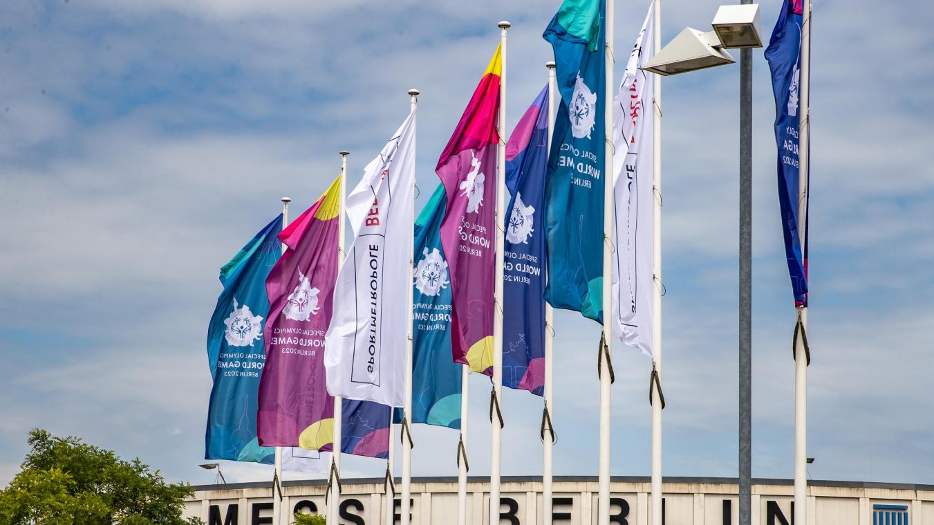 <p>Die Fahnen der Special Olympics World Games, die vom 17. bis 25. Juni in Berlin stattfinden, wehen während der Spiele auf dem Berliner Messegelände.</p>