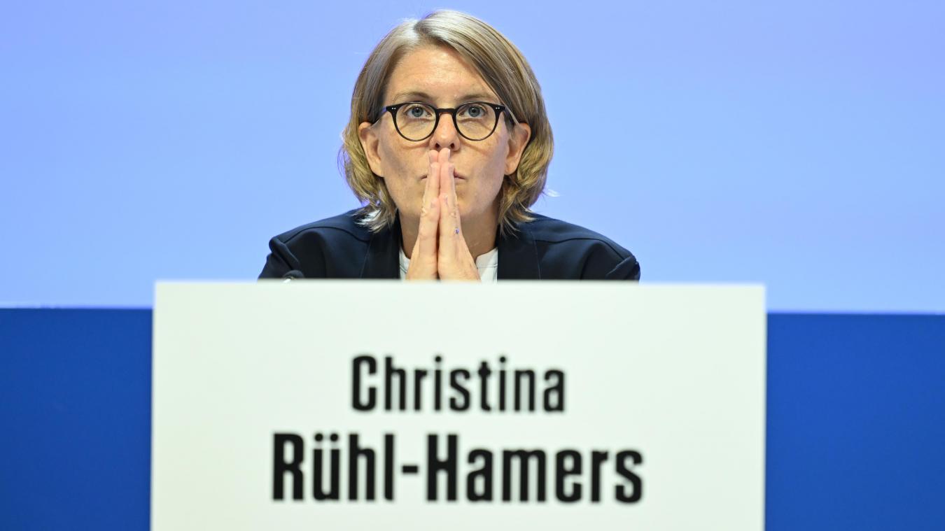 <p>Schalkes Vorstand Christina Rühl-Hamers schaut nachdenklich ins Publikum.</p>
