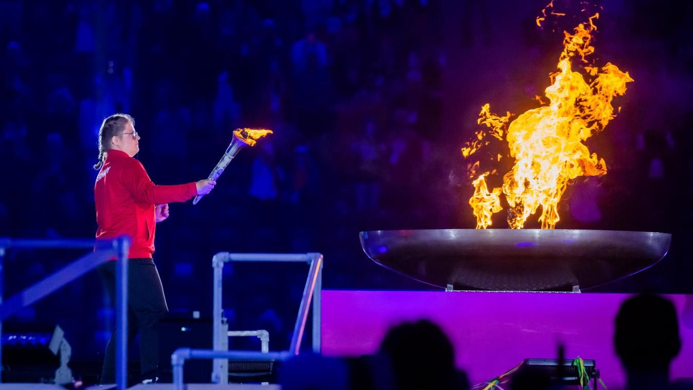 <p>Tennisspielerin Sophie Rensmann entzündete das Feuer bei der Eröffnungsfeier im Olympiastadion.</p>