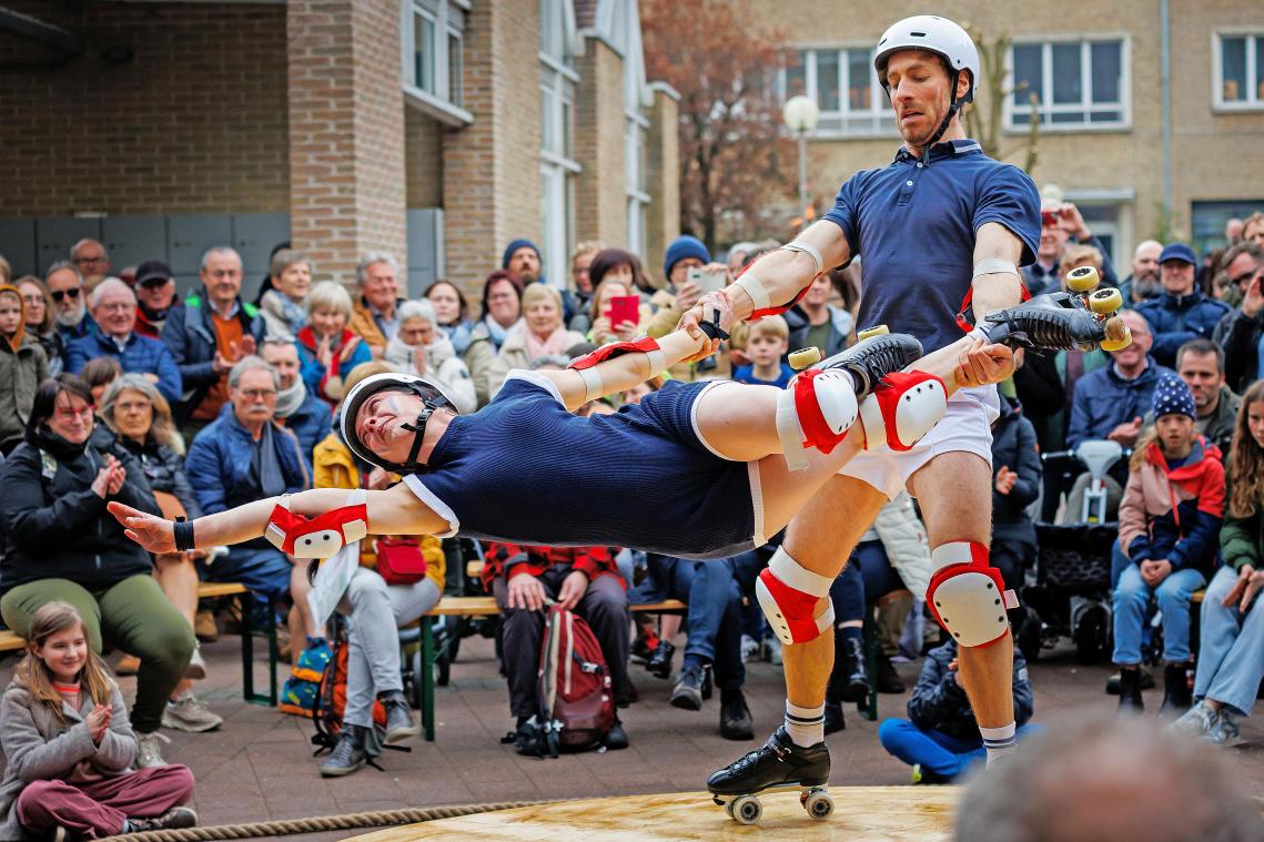 <p>„Les Panineurs“ agieren nicht auf Kufen, sondern machen waghalsige Akrobatik auf Rollschuhen.</p>
