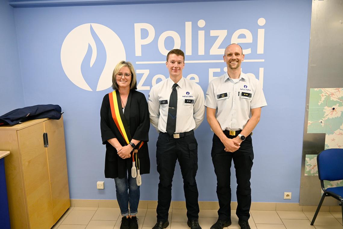 <p>Die Vorsitzende Marion Dhur und Zonenchef Johannes Cremer konnten Inspektor Robin Krauth in der Polizeizone Eifel willkommen heißen.</p>