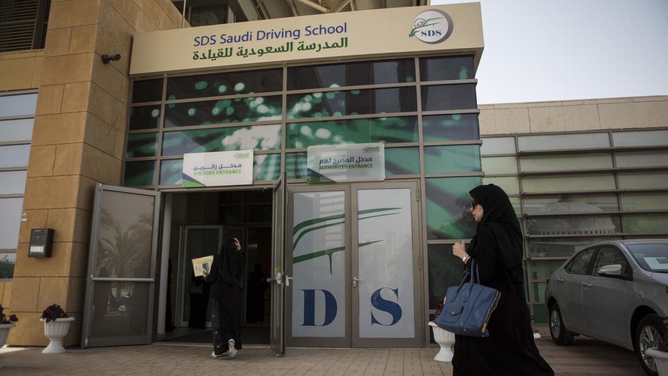 <p>Eine saudische Frau kommt zu einer Fahrschule. Erstmals in der Geschichte Saudi-Arabiens durften Frauen in dem islamisch-konservativen Königreich ans Steuer.Fünf Jahre nach Aufhebung des Fahrverbots sind Autofahrerinnen in Saudi-Arabien nichts Ungewöhnliches. Von echter Gleichstellung ist das Land aber weit entfernt.</p>