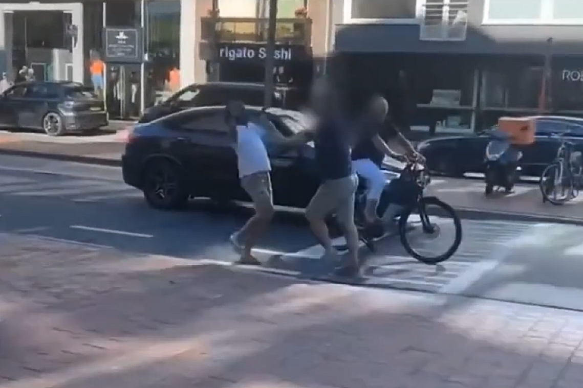 <p>Auf diesem Screenshot des Videos ist zu sehen, wie Georges-Louis Bouchez (links) geschubst wird.</p>