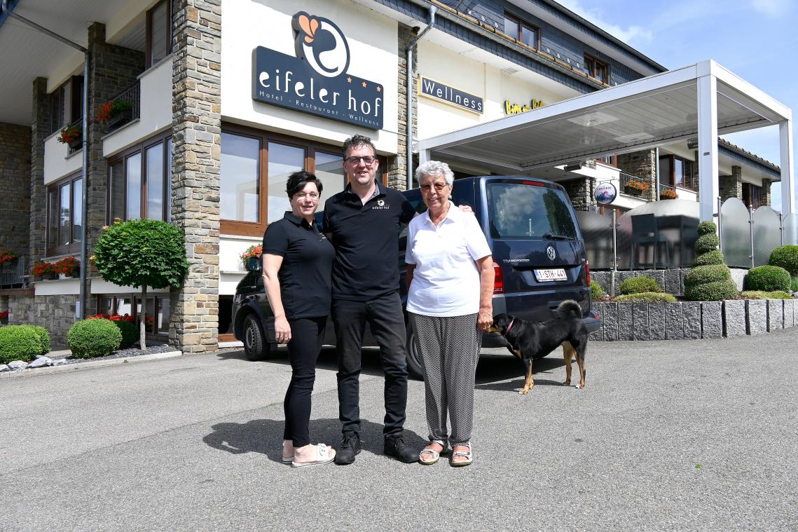 <p>Anne-Marie, Pascal und Corine Robert freuen sich, am kommenden Samstag mit ihren Gästen das 50-jährige Bestehen des Hotel-Restaurants „Eifeler Hof“ in Manderfeld feiern zu können.</p>