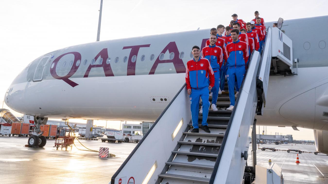 <p>Die Spieler des deutschen Fußball-Bundesligisten FC Bayern München stehen auf der Treppe eines Flugzeugs der Fluglinie Qatar Airways auf dem Münchner Flughafen vor der Abreise ins Trainingslager nach Doha in Katar.</p>