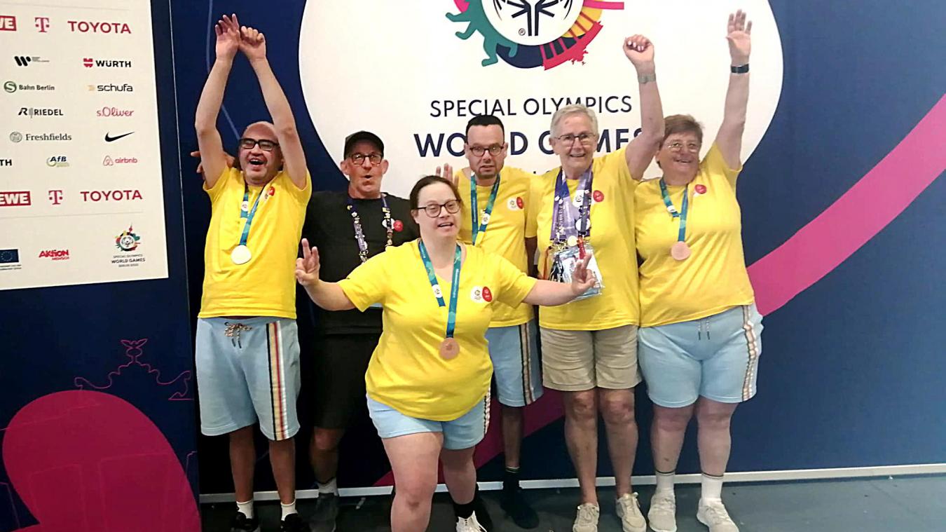 <p>Das belgische Boccia-Team bejubelt den Gewinn der Bronzemeidaille bei den Special Olympics in Berlin.</p>