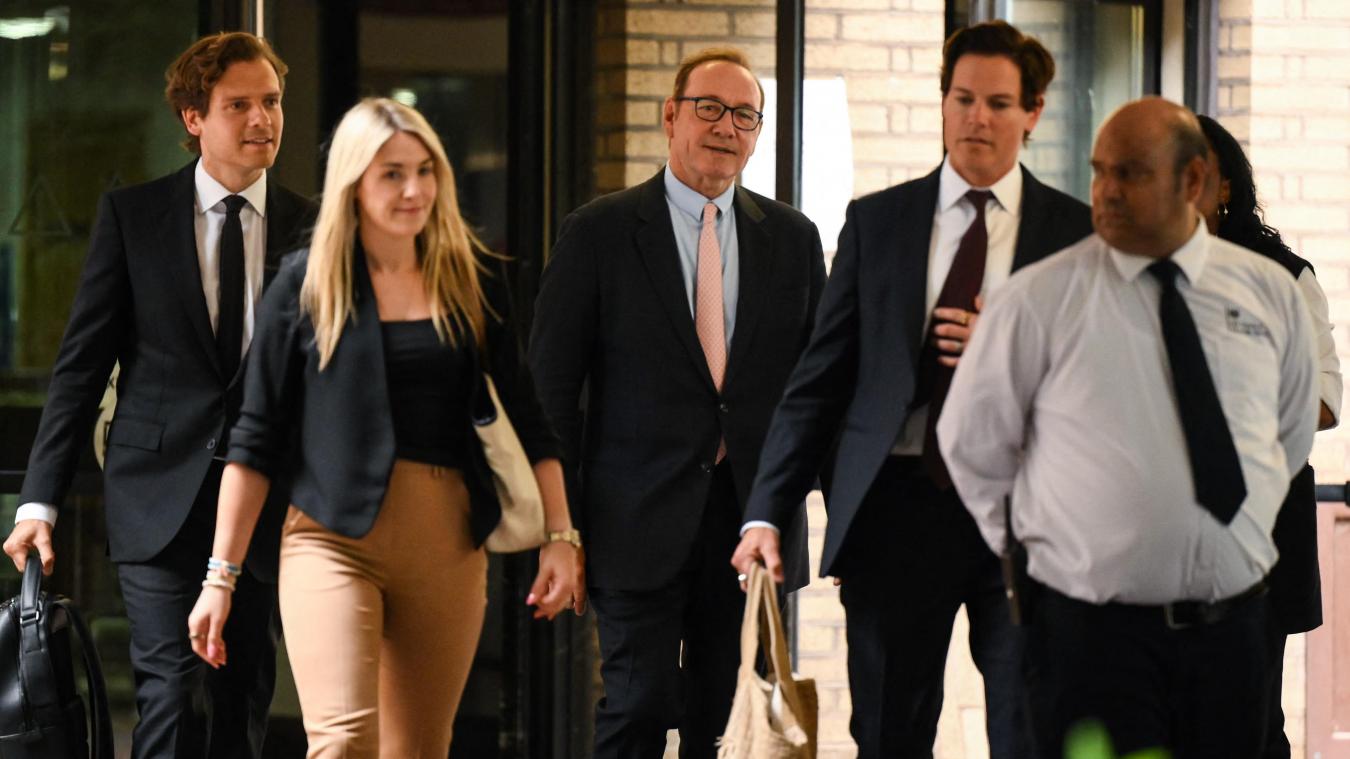 <p>Kevin Spacey (Mitte) beim Verlassen des Gerichtsgebäudes in London.</p>