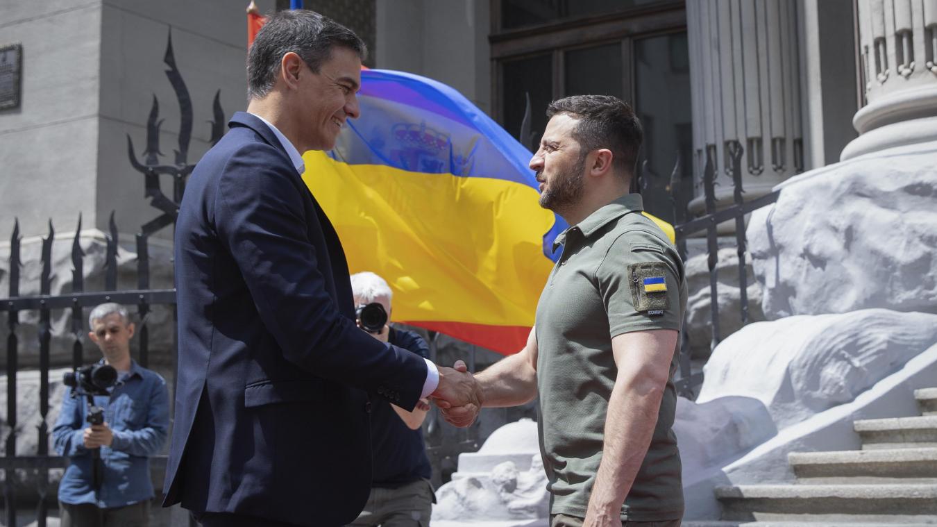<p>Dieses vom Pressebüro des ukrainischen Präsidenten zur Verfügung gestellte Foto zeigt Wolodymyr Selenskyj (r), Präsident der Ukraine, der Pedro Sanchez, Premierminister von Spanien, begrüßt. Sanchez hat bei seinem Besuch der Ukraine 55 Millionen Euro an neuen Hilfsgeldern zugesagt.</p>