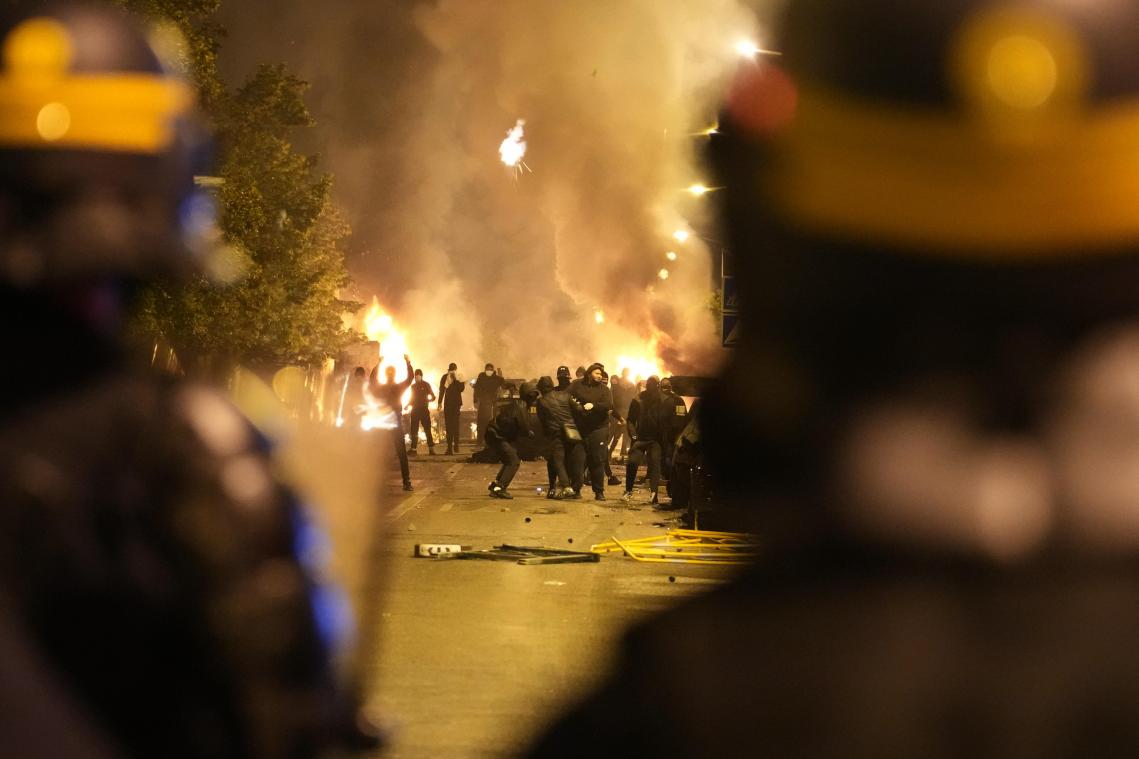 <p>Polizeikräfte stehen Jugendlichen während Ausschreitungen in Nanterre, außerhalb von Paris, gegenüber.</p>