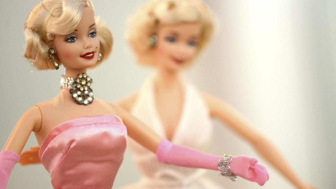 <p>Barbie-Puppen als Marilyn Monroe stehen in einem Museum.</p>