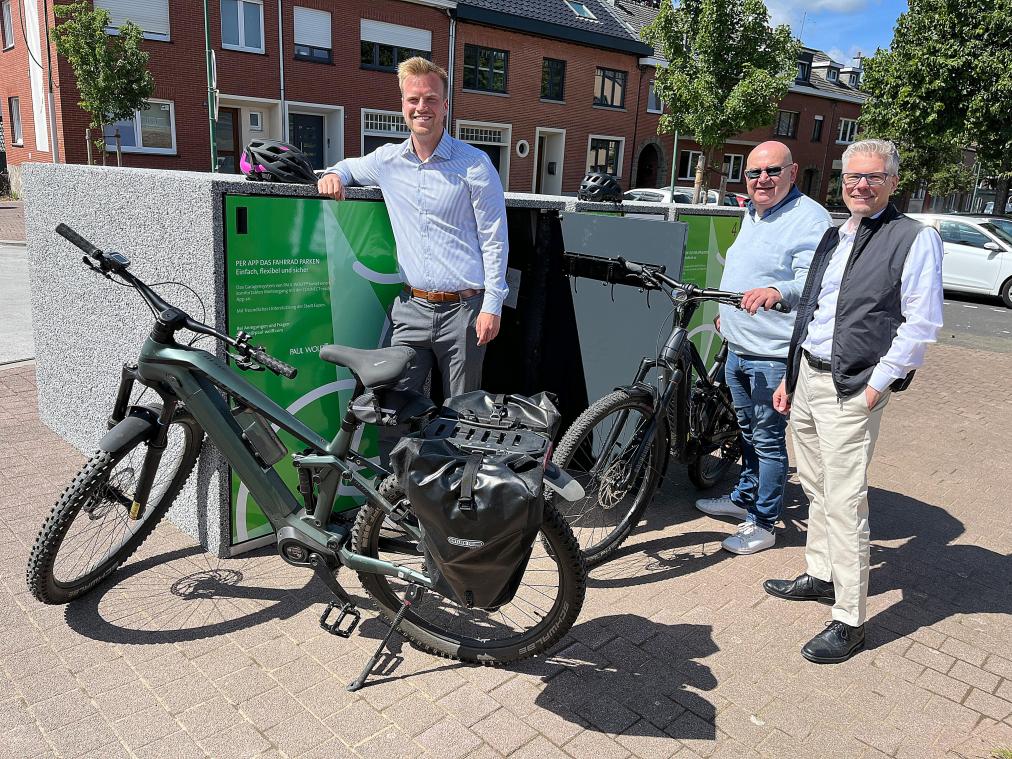 <p>Toni Weis, Eupens Mobilitätsschöffe Michael Scholl und Henning Frank (v.l.) haben am Donnerstag die neuen Fahrradgaragen vorgestellt.</p>