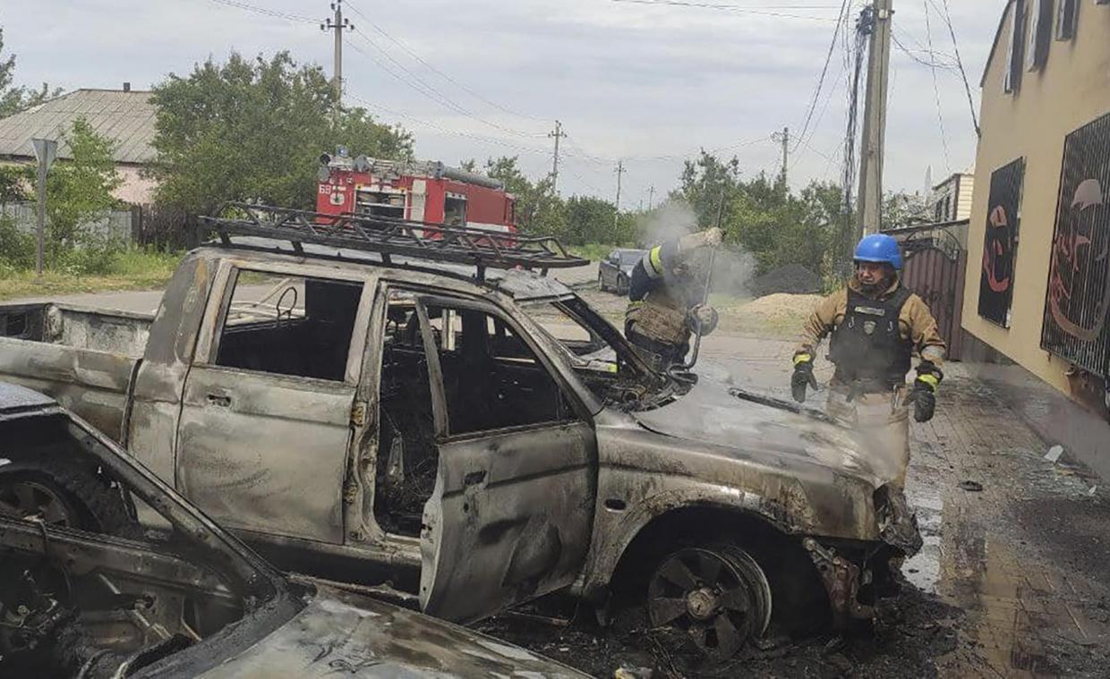 <p>Dieses vom ukrainischen Rettungsdienst zur Verfügung gestellte Foto zeigt Rettungskräfte im Einsatz am Schauplatz eines mutmaßlich russischen Beschusses in der ostukrainischen Stadt Lyman.</p>
