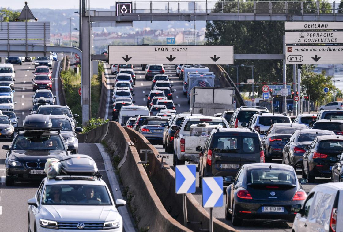 <p>Zum Start in die Ferien ist es auf Frankreichs Autobahnen voll.</p>