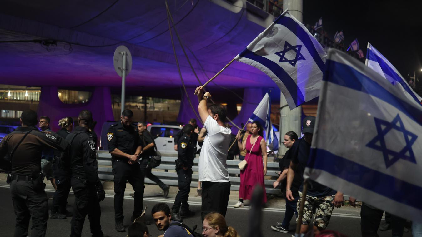 <p>Sicherheitsbeamte stehen in Tel-Aviv vor Menschen, die gegen die Pläne der Regierung von Premierminister Netanjahu, das Justizsystem zu überarbeiten, demonstrieren.</p>