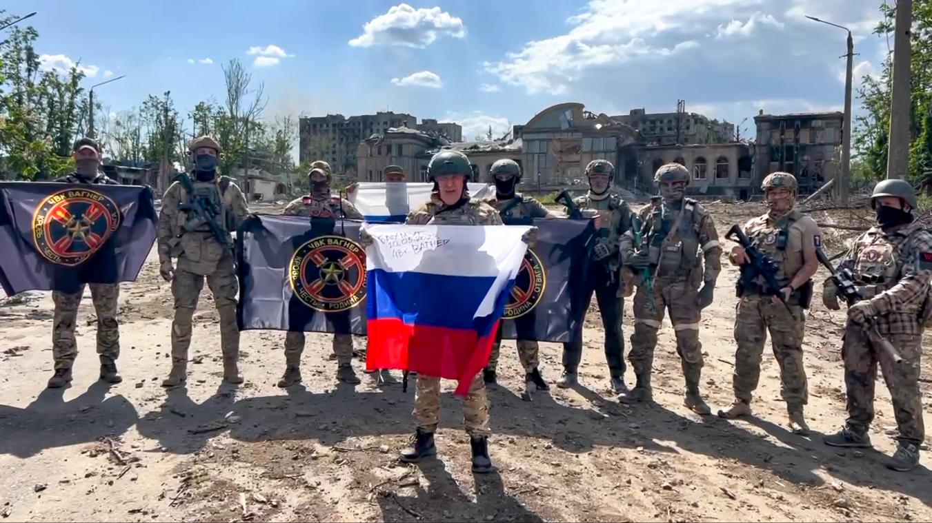 <p>Auf diesem vom Prigozhin-Pressedienst via AP veröffentlichten Foto, spricht Jewgeni Prigoschin (Mitte), der Chef des Militärunternehmens Wagner Group, vor seinen Soldaten.</p>