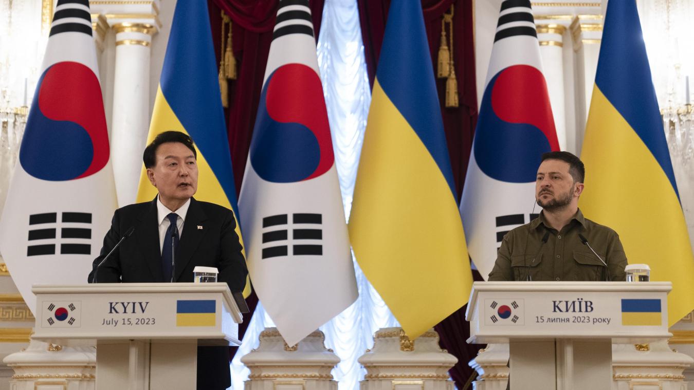 <p>Yoon Suk-yeol (l), Präsident von Südkorea, spricht während einer gemeinsamen Erklärung. Der südkoreanische Präsident hat der Ukraine einen Überraschungsbesuch abgestattet.</p>