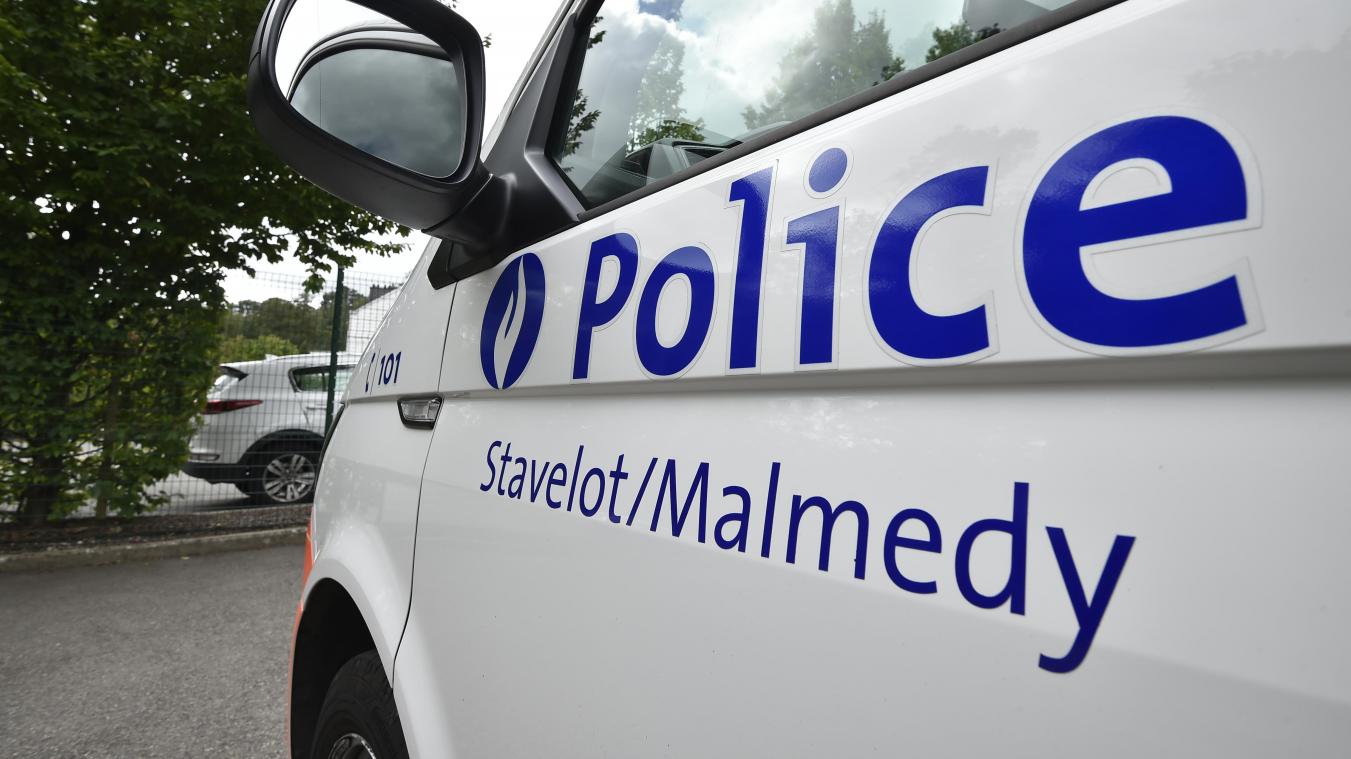 <p>Flucht vor Polizei - Mann rast in Stavelot in Fahrzeuge</p>
