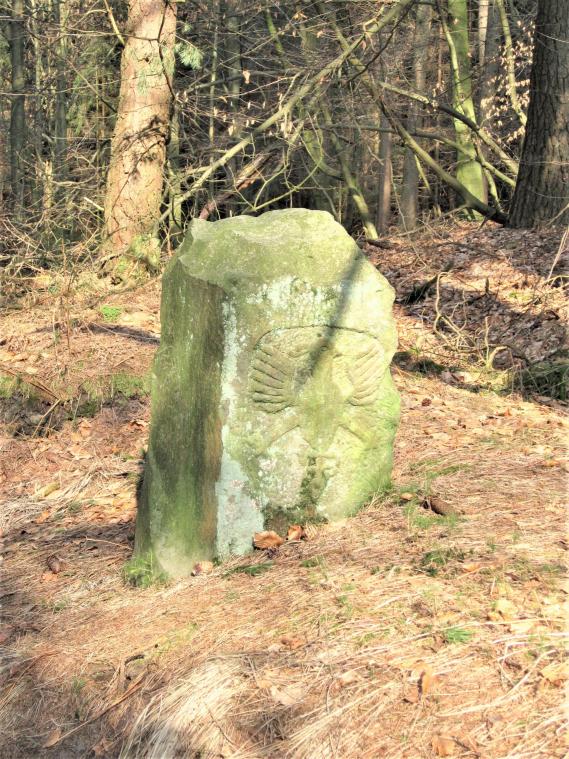 <p>Nicht zu übersehen: Der Adlerstein am Hauseter Landgraben.</p>