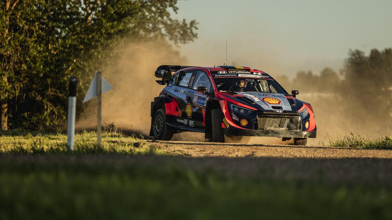 <p>Thierry Neuville (Hyundai) raste am Freitag in Estland auf Platz zwei.</p>