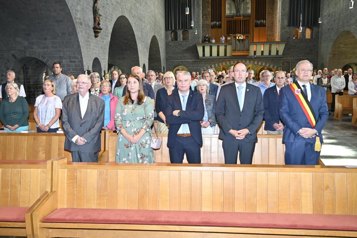 <p>Bürgermeister Herbert Grommes konnte zum Nationalfeiertag und zum Te Deum in der St.Vither Pfarrkirche eine Delegation aus der Partnerstadt Kerpen willkommen heißen.</p>