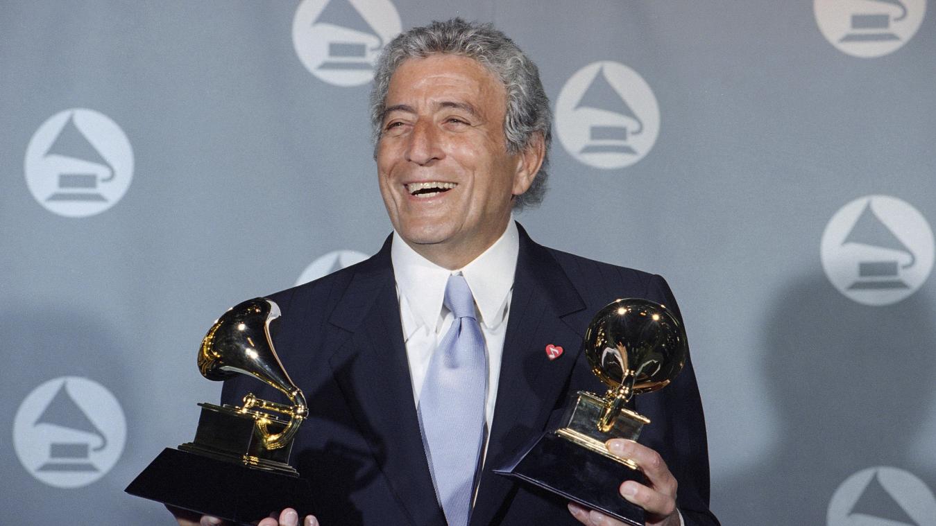 <p>Ein Schnappschuss aus dem Jahr 1995: Sänger Tony Bennett zeigt seine beiden Grammys hinter der Bühne des Shrine Auditorium in Los Angeles.</p>