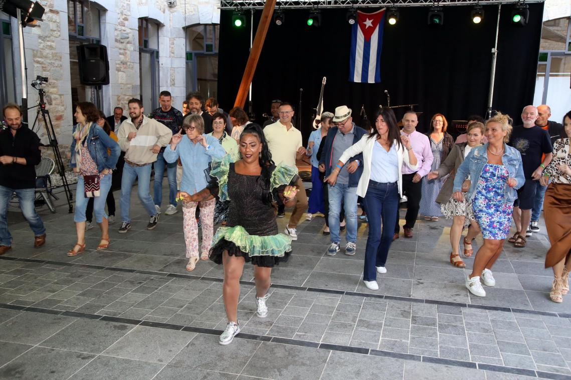 <p>Bei der ersten „Kubanischen Nacht“ konnten sich die Gäste in typische Tänze einführen lassen.</p>