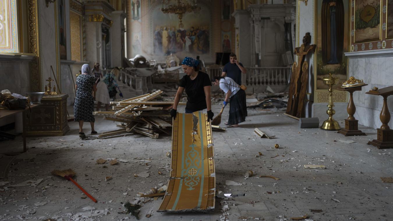 <p>Menschen helfen in Odessa bei Aufräumarbeiten in der Verklärungskathedrale, nachdem diese durch Raketenangriffe schwer beschädigt wurde.</p>