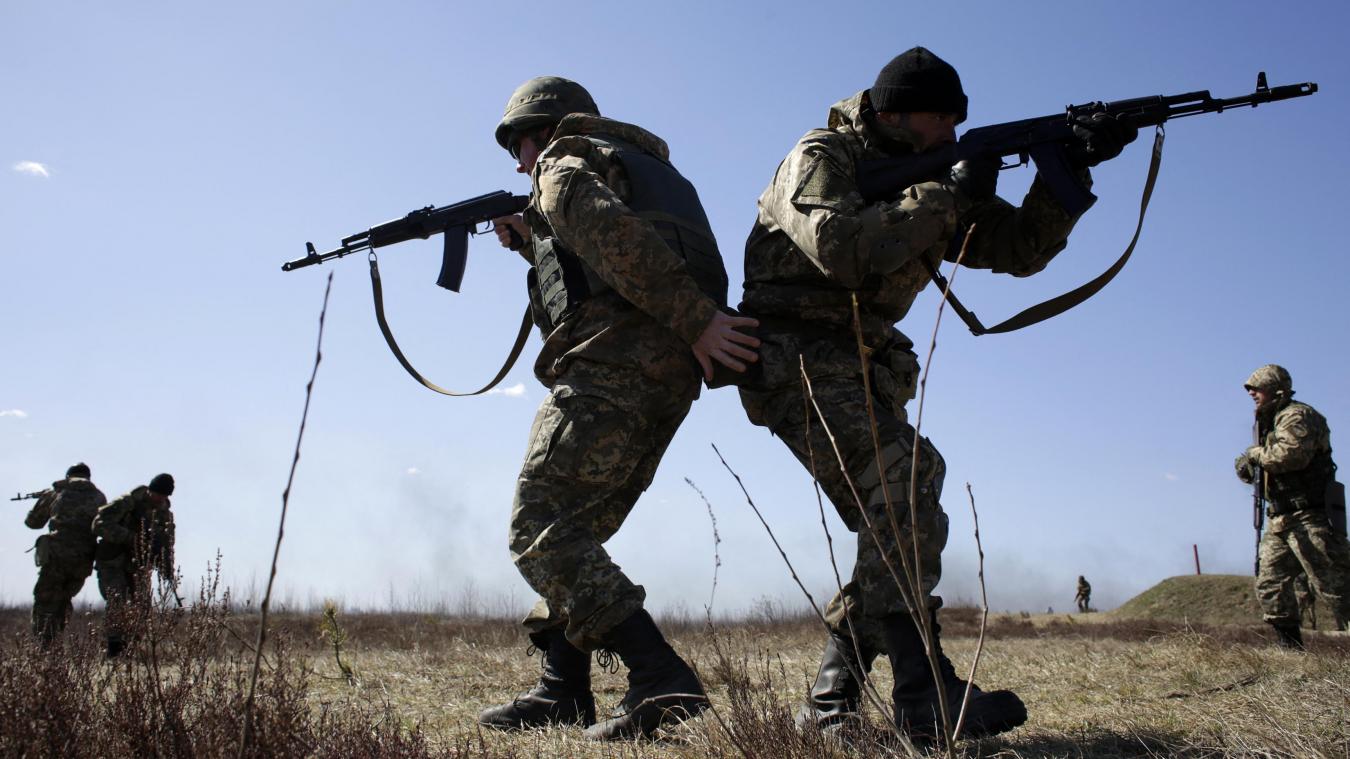 <p>Ukrainische Soldaten nehmen an einem militärischen Drill teil.</p>