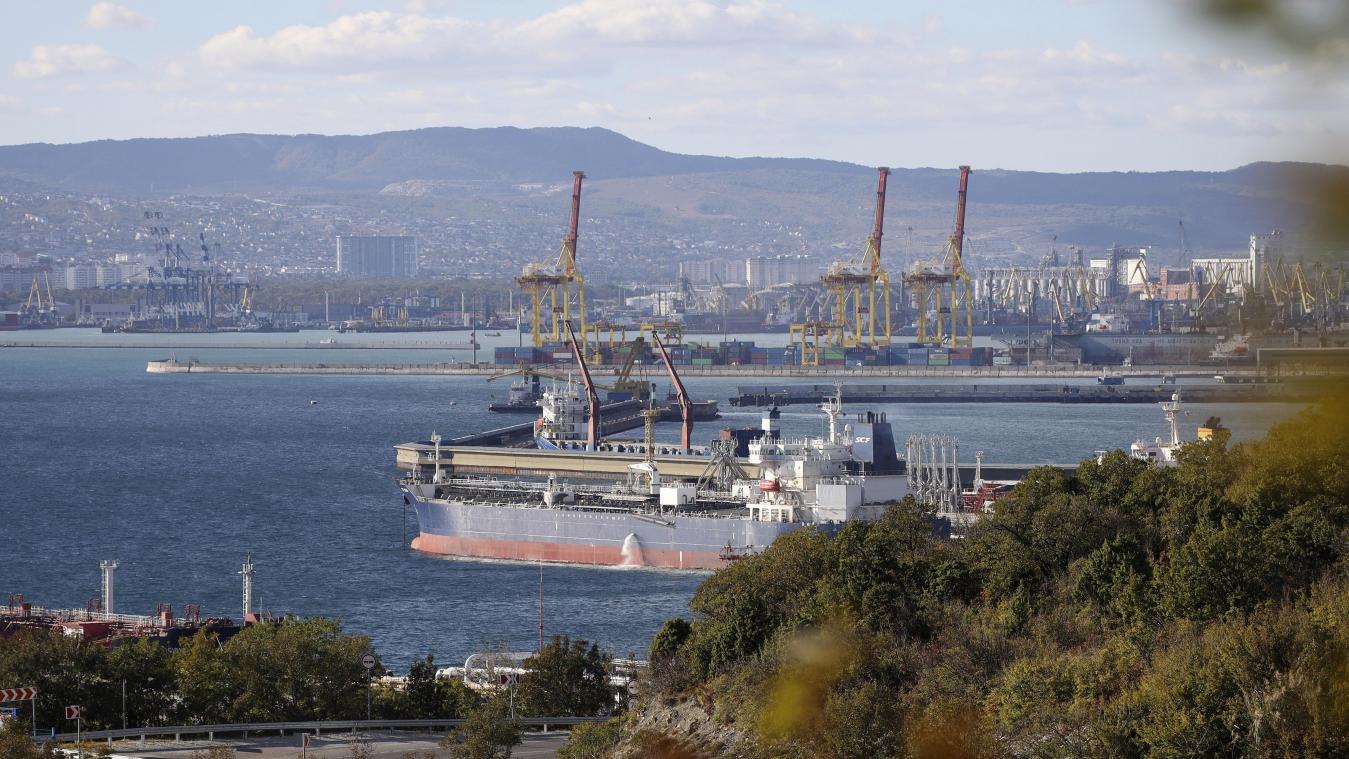<p>Ein Öltanker liegt im Hafen im Sheskharis-Komplex der Chernomortransneft JSC, einer Tochtergesellschaft der Transneft PJSC, einer der größten Anlagen für Öl und Erdölprodukte in Südrussland.</p>