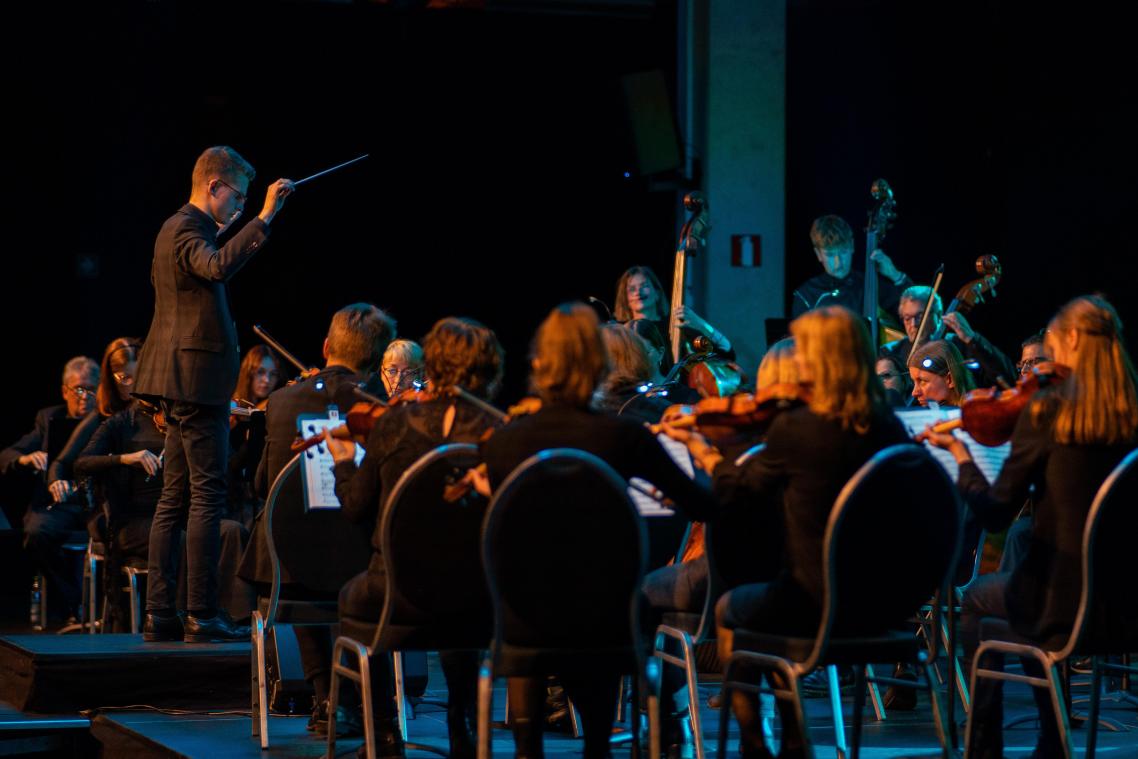 <p>Dirigent Simen Van Meensel (links) dirigiert nicht nur das Symphonieorchester, sondern als Geschäftsführer auch das gesamte Kulturnetzwerk Eastbelgica.</p>