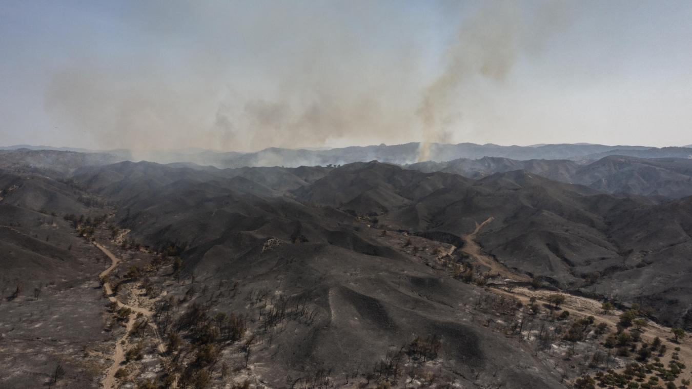 <p>Das Feuer hinterlässt nichts als heiße Asche.</p>