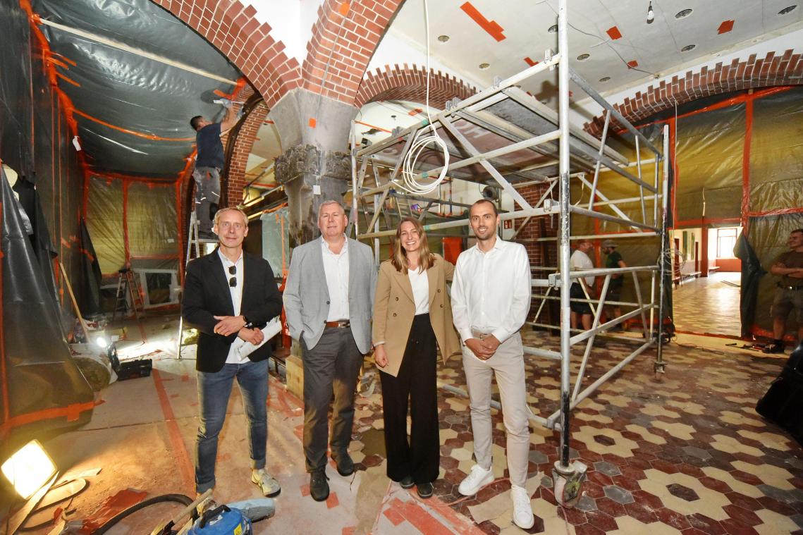<p>Freuen sich über die zügig fortschreitenden Baumaßnahmen im Kaiser-Karl-Gymnasium: (v. l. ) Stephan Ganser (Leiter Objektmanagement schulische Gebäude), André Kaldenbach (Leiter Fachbereich Kinder, Jugend, Schule), Luisa Strehl (Objektmanagement schulische Gebäude) und Stefan Fagot (Leiter Abteilung Schule).</p>