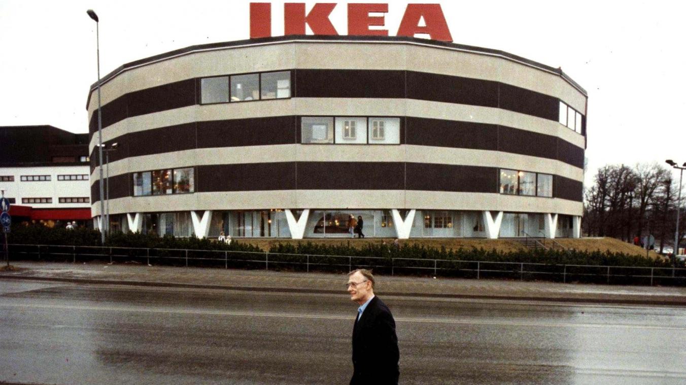 <p>Das Archivfoto vom 14. Februar 1989 zeigt Ikea-Gründer Ingvar Kamprad vor dem ersten Ikea-Geschäft in Stockholm.</p>