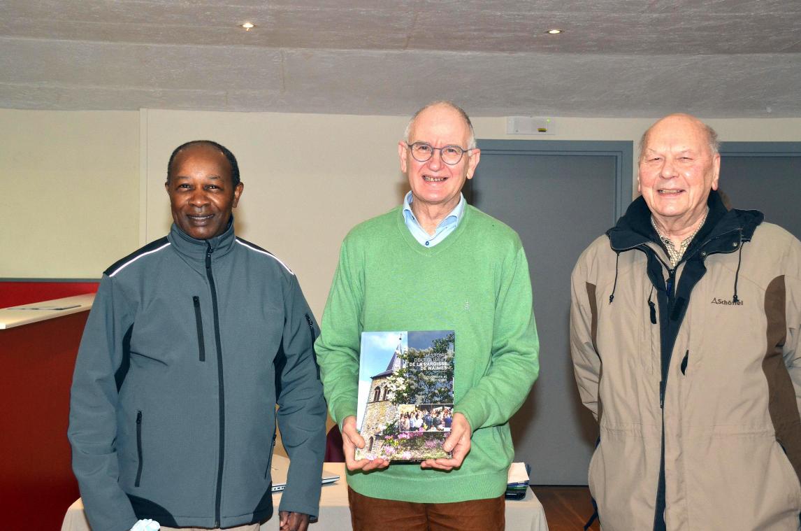 <p>Nacht acht Jahren verlässt Pastor Joseph „Dino“ Nzisiringa (links) den Pfarrverband Weismes. Als dessen neuer Leiter wird Diakon Henri Thimister (Mitte) u. a. von Vikar Alfons Thunus (rechts) unterstützt.</p>