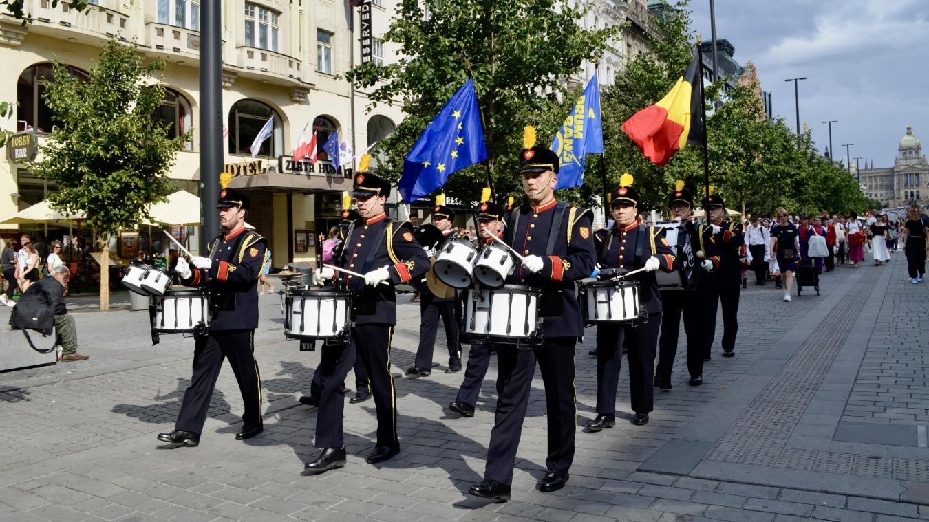 <p>Stolz marschiert die Drumband Kettenis durch die Innenstadt der tschechischen Hauptstadt Prag.</p>