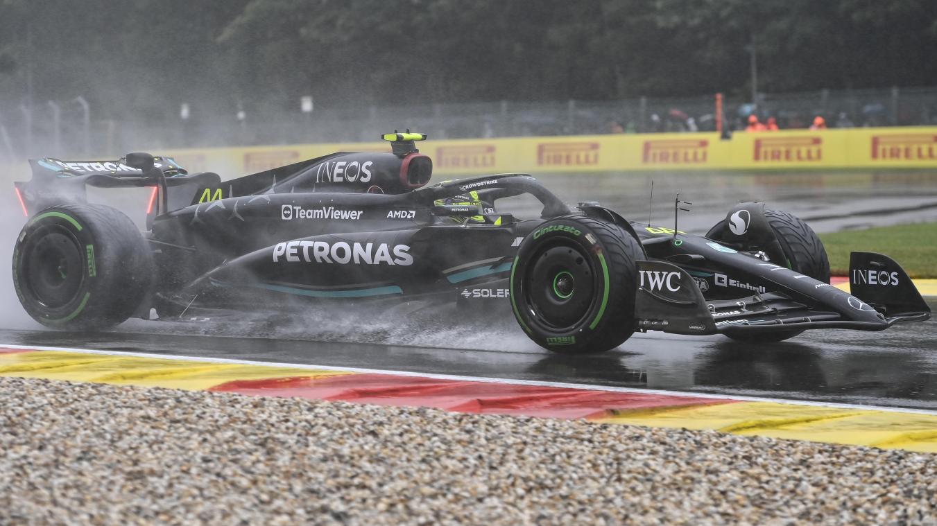 <p>Ex-Formel 1-Weltmeister Lewis Hamilton wird auch 2024 für Mercedes fahren.</p>