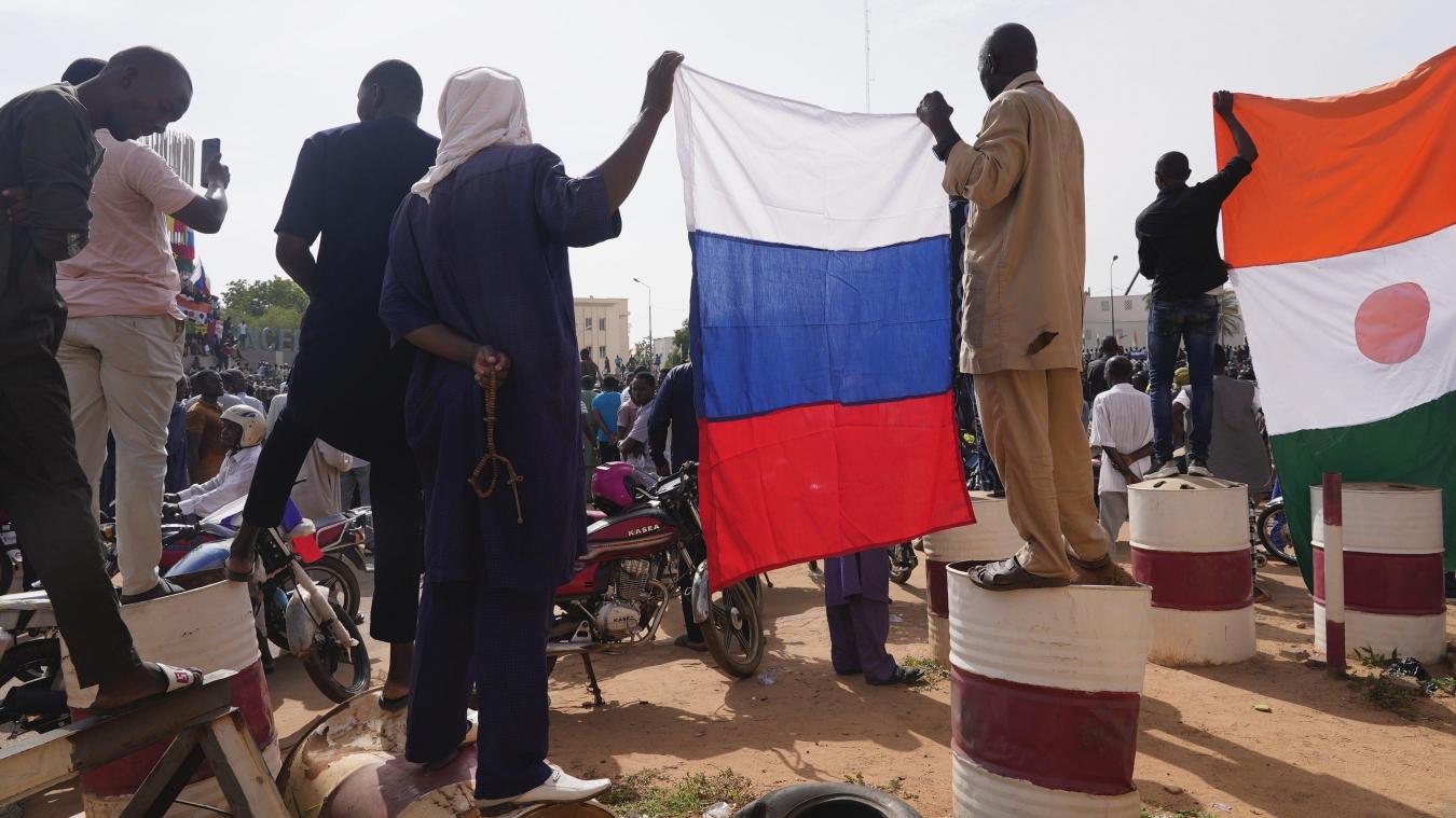 <p>Niger: Menschen halten die Nationalfahnen von Russland und Indien während sie an einem Marsch teilnehmen, zu dem Anhänger des Putschisten General Omar Tchiani aufgerufen haben.</p>