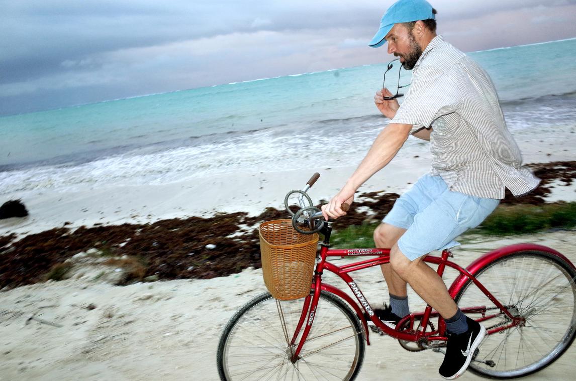 <p>Produzent Rajko Müller, bekannt unter dem Künstlernamen Isolée, macht es vor: Er fährt Fahrrad. Zum „Weekender“ können die Besucher sich ein Zweirad ausleihen.</p>