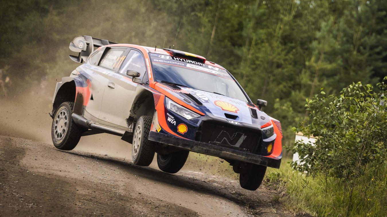 <p>Thierry Neuville (Hyundai) in rasanter Fahrt bei der Finnland-Rallye.</p>