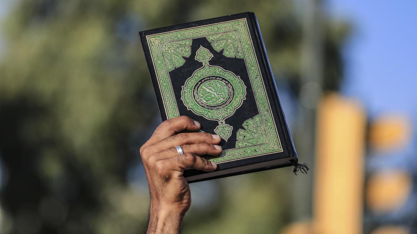 <p>Ein Mann hält ein Exemplar des Koran während eines Protests. Die Koranverbrennungen in Schweden sorgen für viele Schagzeilen in diesen Tagen.</p>