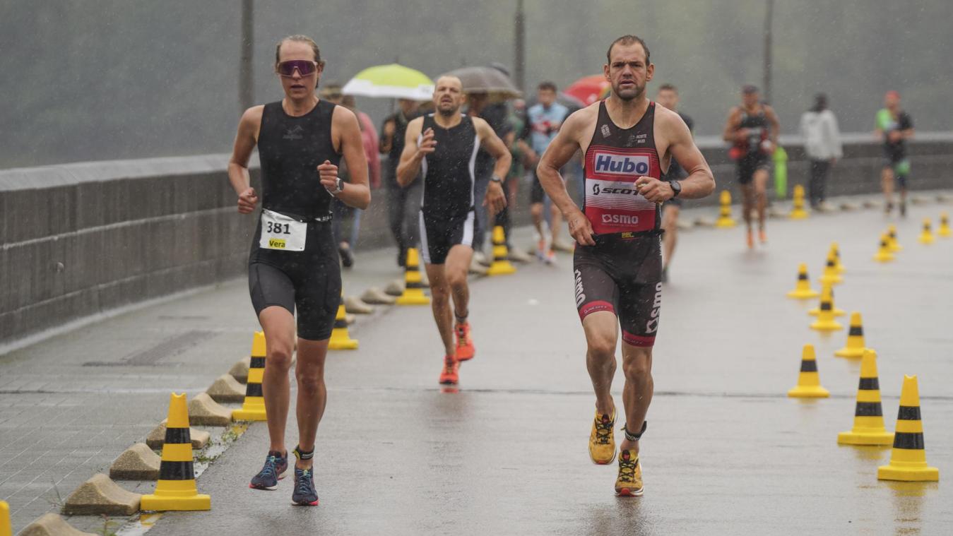 <p>Tapfer kämpfen sich die Teilnehmer auch bei schlechter Witterung durch den Triathlon in Eupen.</p>