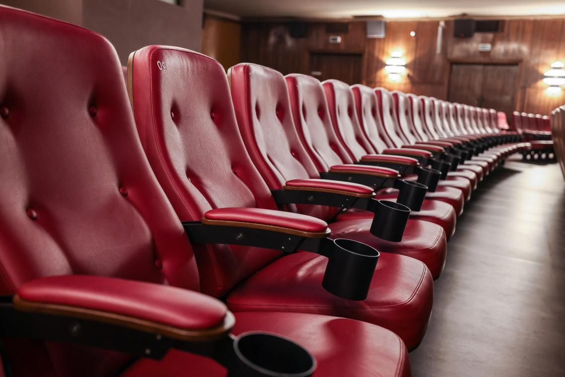 <p>Rote Sessel stehen im Kinosaal in der Schauburg Gelsenkirchen.</p>
