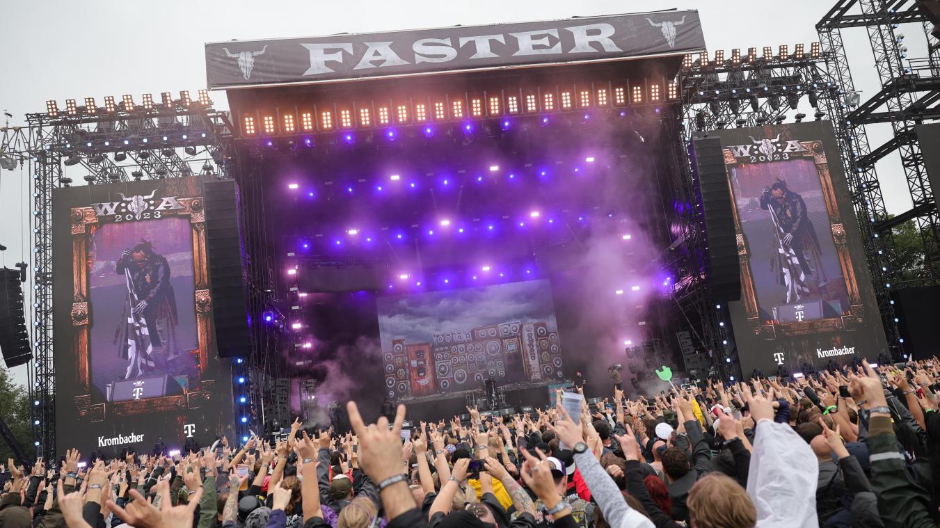 <p>Metal-Fans feiern vor der „Faster-Stage“ während eines Konzerts der Band Skindred.</p>