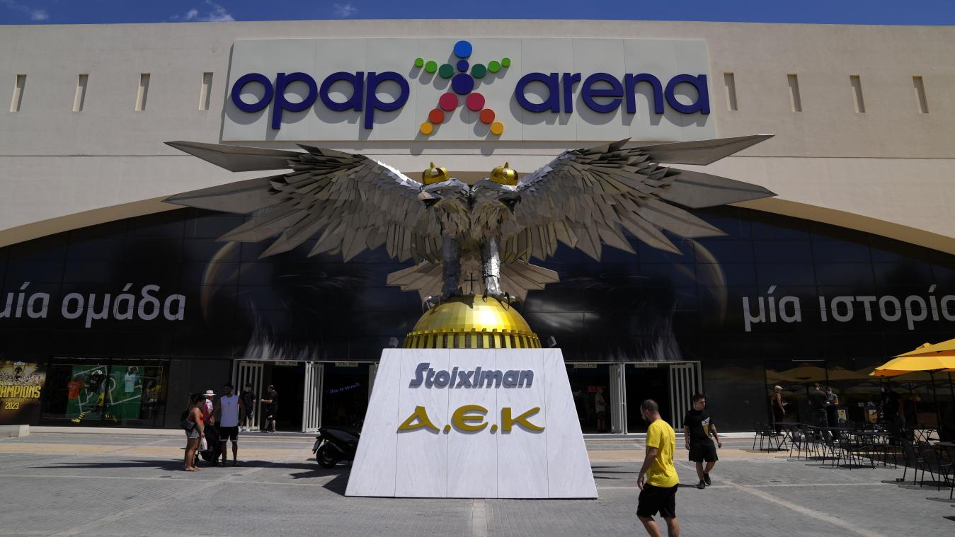 <p>Menschen versammeln sich vor der OPAP-Arena in Athen, wo am Dienstag kein Fußball gespielt wird. Bei schweren Ausschreitungen kroatischer Fußballfans ist am Montagabend ein griechischer Fan ums Leben gekommen.</p>