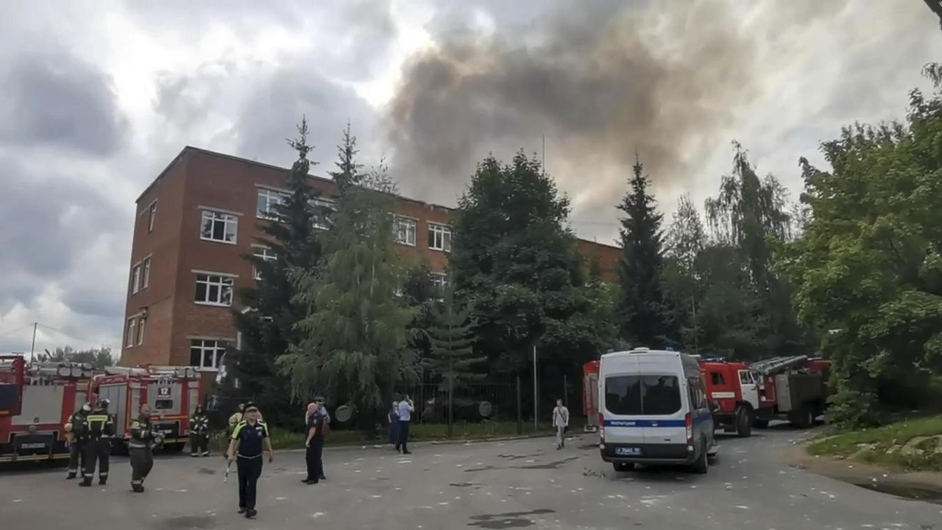 <p>Auf diesem von der Verwaltung des Gemeindebezirks Sergiew Posad des Moskauer Gebiets über den Telegrammkanal veröffentlichten Foto steigt Rauch aus dem optischen und mechanischen Werk Zagorsk nach einer Explosion auf.</p>