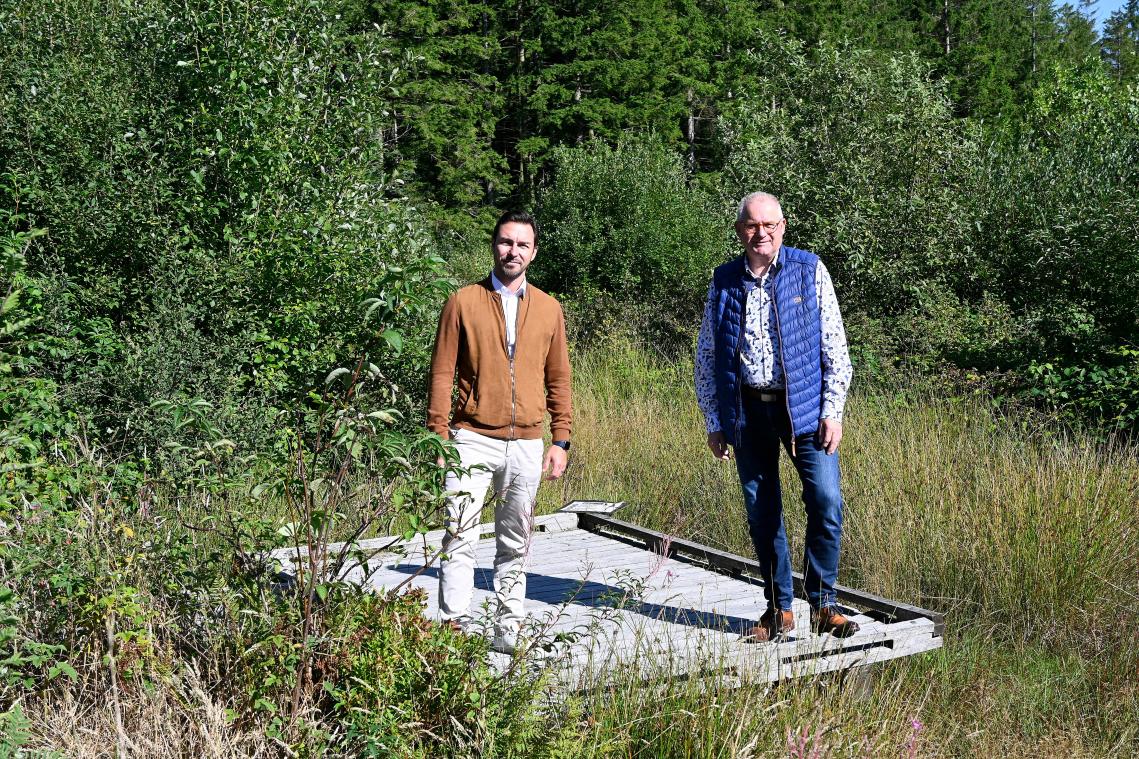 <p>Der diensttuende Direktor Jérôme Aussems (links) und Alfred Ossemann, Präsident der Verwaltungskommission des Naturparks Hohes Venn-Eifel, freuen sich, dass das Naturparkzentrum Botrange als Besucherzentrum im Hohen Venn wieder uneingeschränkt zugänglich ist.</p>