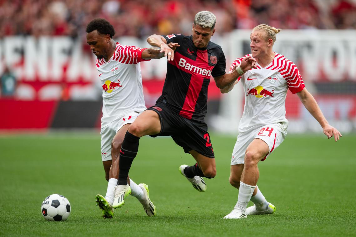 <p>Der belgische Nationalspieler Lois Openda (links) erzielte sein erstes Tor in der Bundesliga.</p>