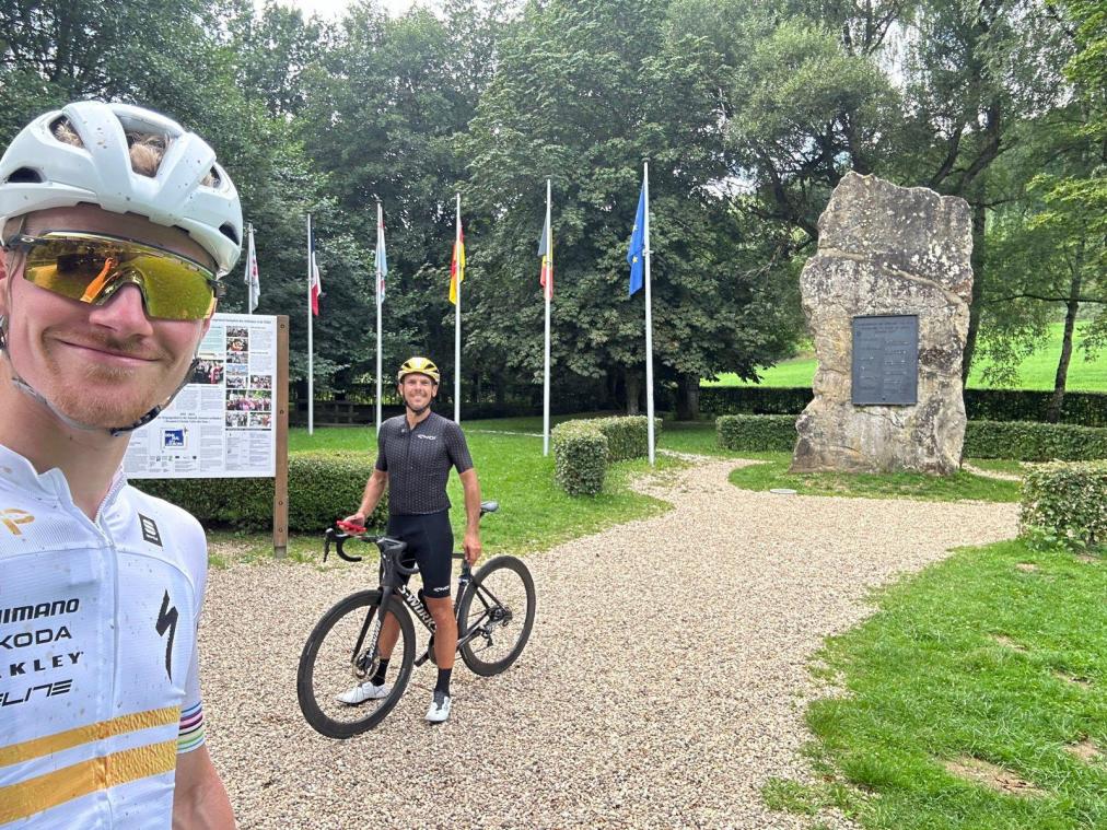 <p>Maxim Pirard (links) und Philippe Gilbert hielten am Europadenkmal in Ouren.</p>