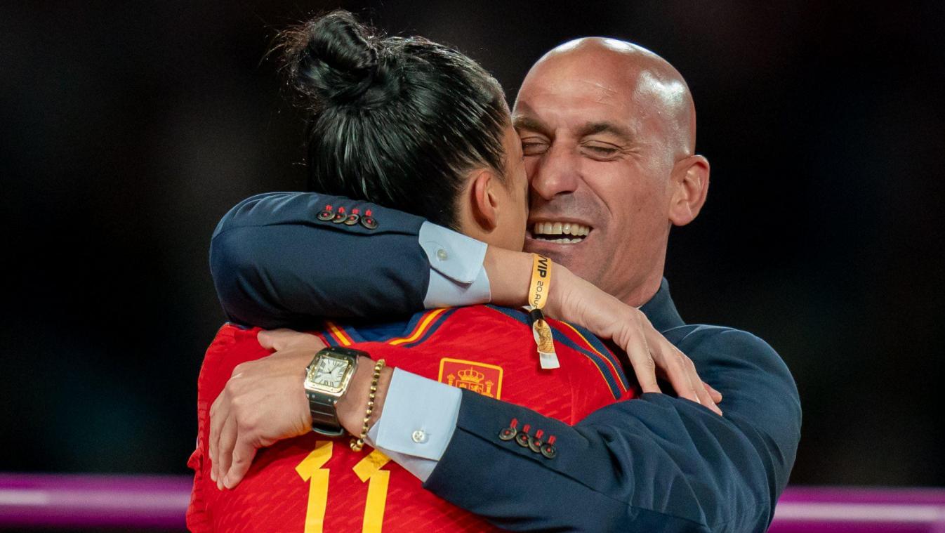 <p>Luis Rubiales umarmt Jennifer Hermoso auf dem Podium nach dem Sieg Spaniens im Finale.</p>